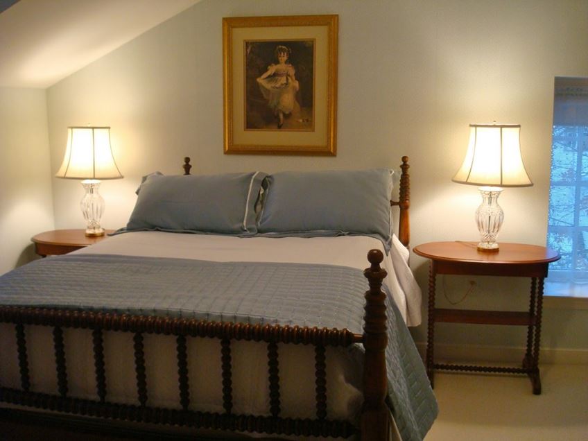 Minimalist-Bedroom-Decor-With-Table-Lamp