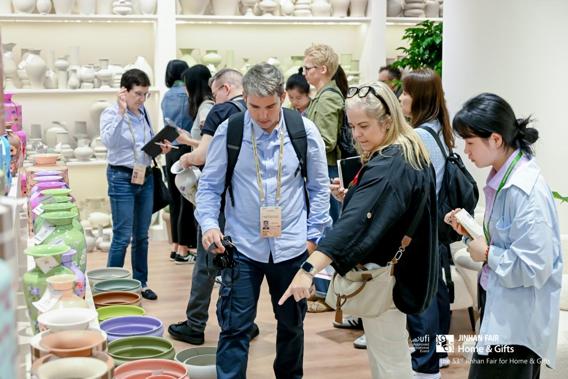 Global Buyers Source Home Decorations at JINHAN FAIR
