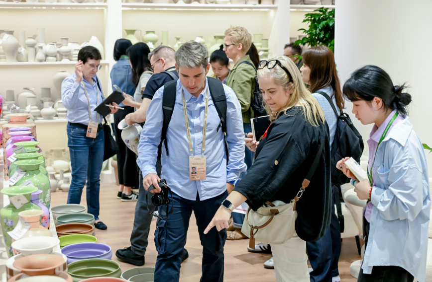 Buyers were exploring products at Jinhan Fair