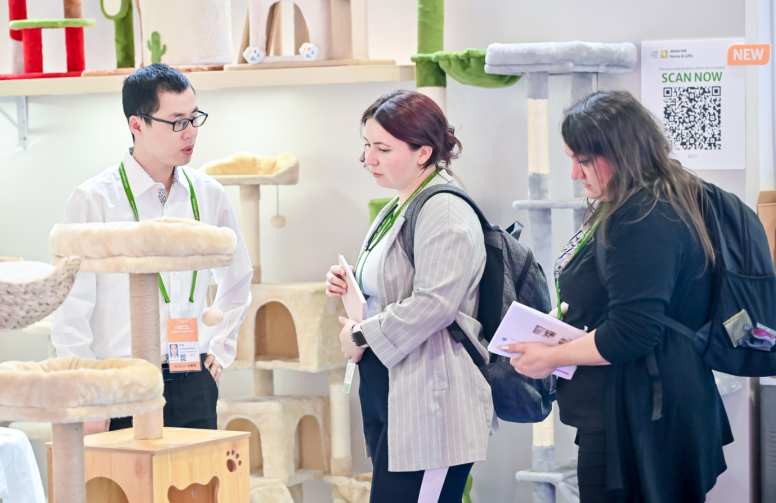Visitors exploring products at Jinhan Fair