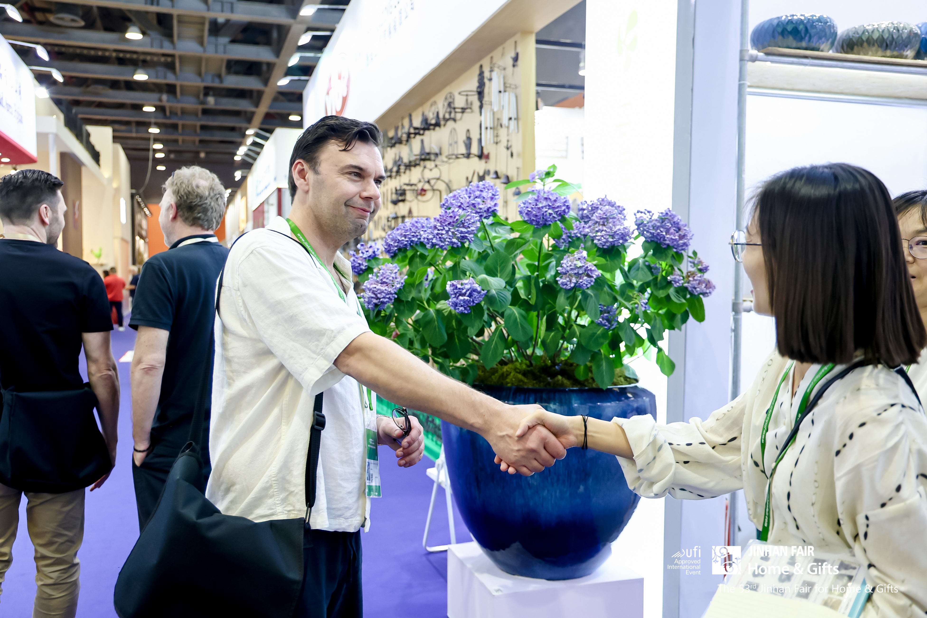 Exhibitors and buyers strike partnerships at the JINHAN FAIR