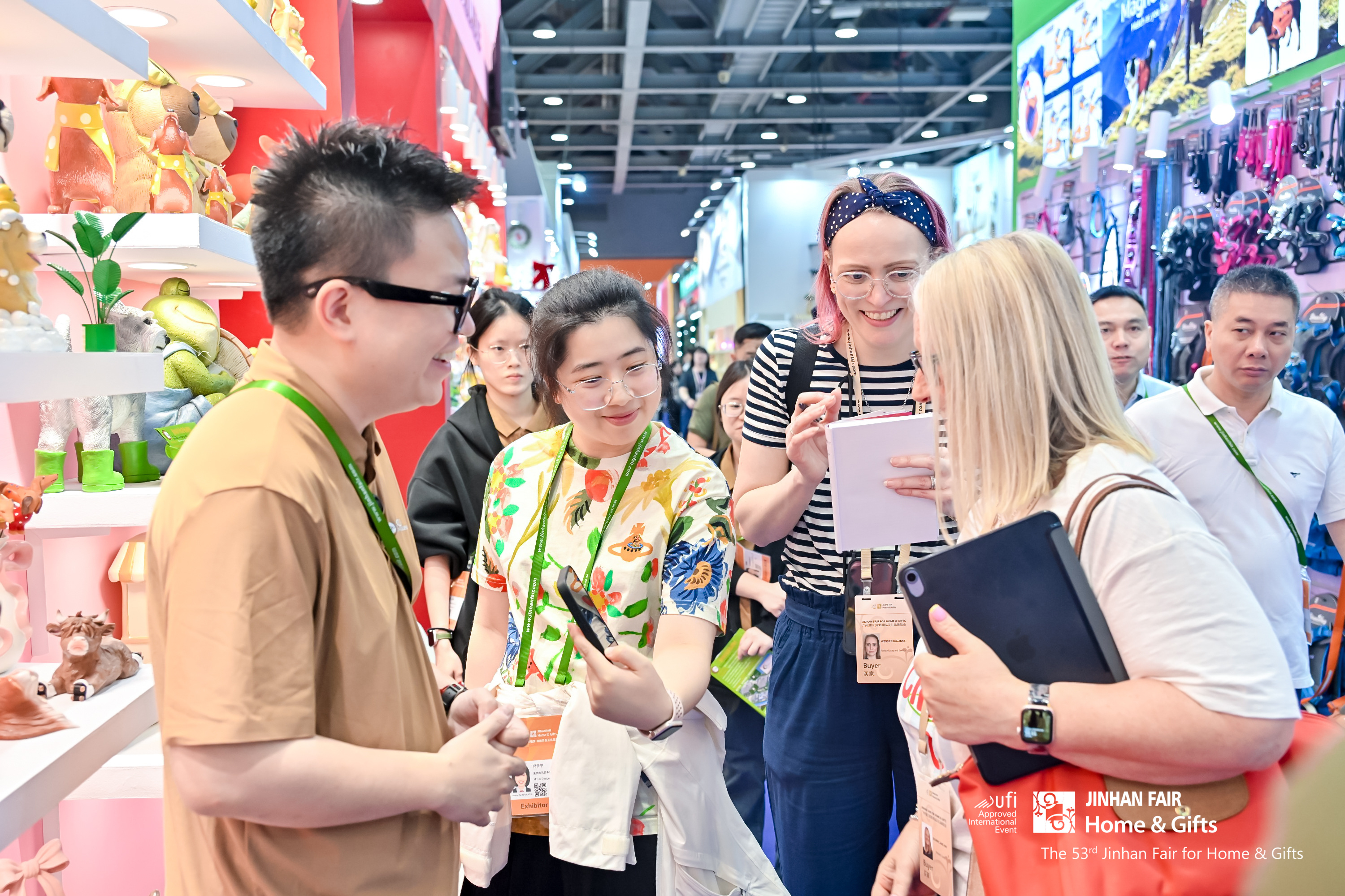 Global buyers discussing and selecting products at JINHAN FAIR