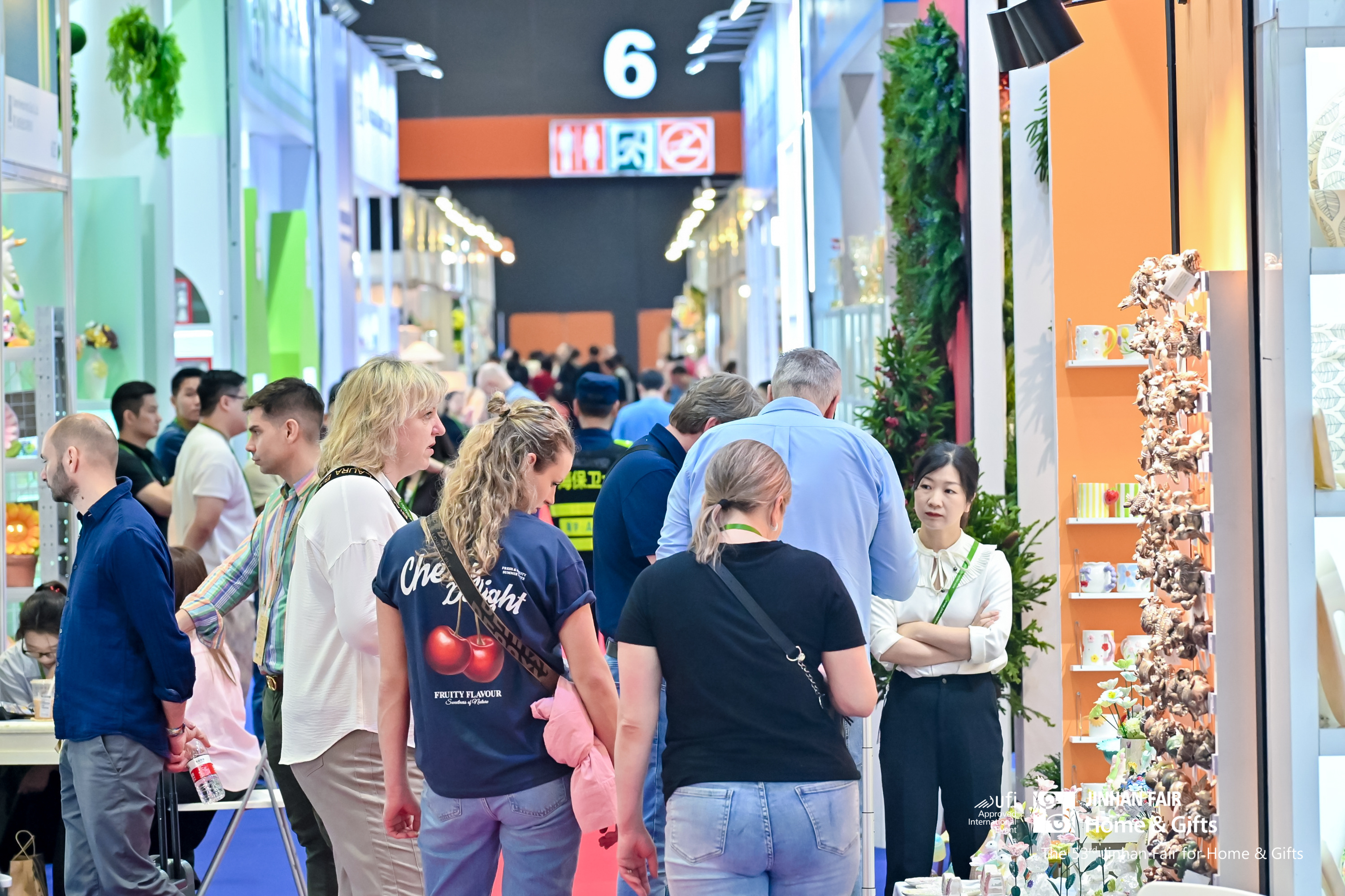 Global buyers were visiting JINHAN FAIR and sourcing products