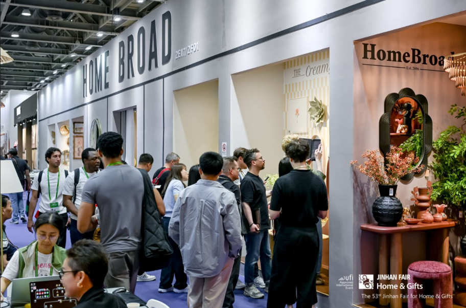 Buyers visiting the Jinhan Fair