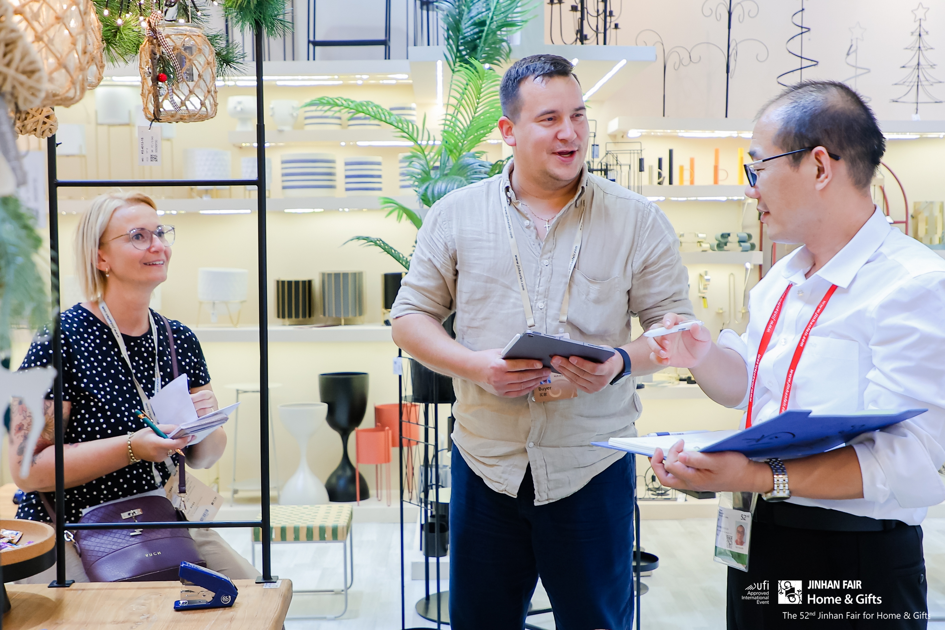 Global buyers discussing and selecting products at JINHAN FAIR