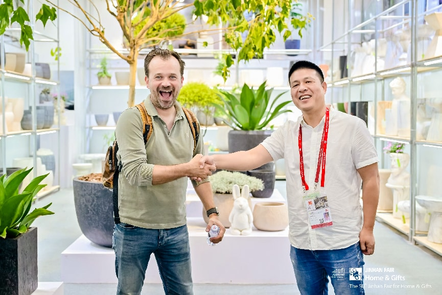 Global buyers discuss and select products at JINHAN FAIR